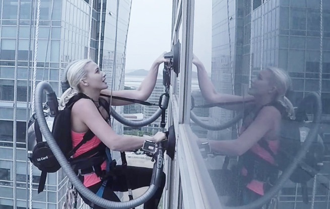 Профессиональный скалолаз покорила вершину 33-этажного здания при помощи беспроводных пылесосов - 1teh.by